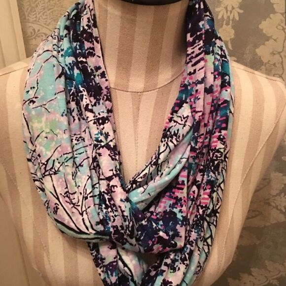 BCBG CIRCLE Infinity Scarf - Picture 7 of 8
